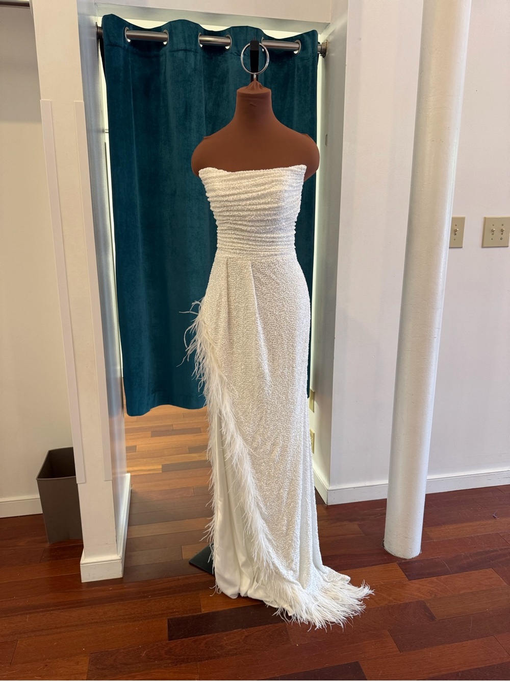 Strapless straight neck w feathers - Picture 2 of 5